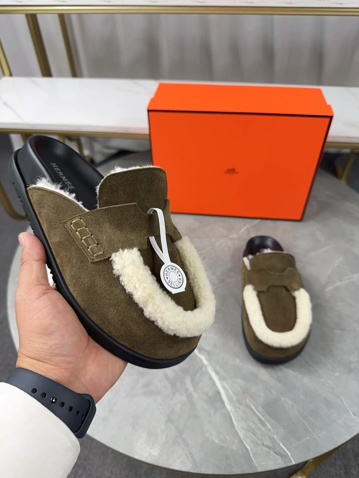 p460🐮🐮HERMES Birkenstock Mules🍬 Spring and summer really need versatile slippers. They have a casual and high-end feel, and the comfort is also great. The large toe design adds a playful feel, and the slip-on design is convenient and practical to wear. 🌷Upper: original high mercerized cow velvet 🌷Inner lining: wool 🌷Outsole: original TPU water platform + rubber film combination 🌷Number of sizes: women's size 35-40 (40-41 -42 is not returnable) men's size: 38-45 (45 is not returnable)